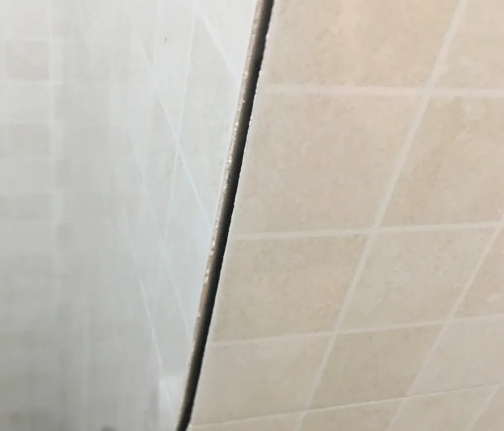 洪雅瓷砖空鼓维修公司分享阳台瓷砖脱落的修复过程可以分为以下几个步骤