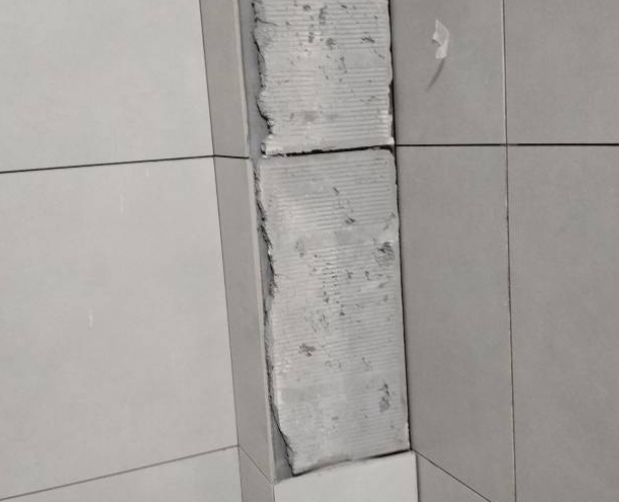 洪雅瓷砖空鼓维修公司分享下瓷砖施工前基层浇水润湿程度不足，可能导致以下问题